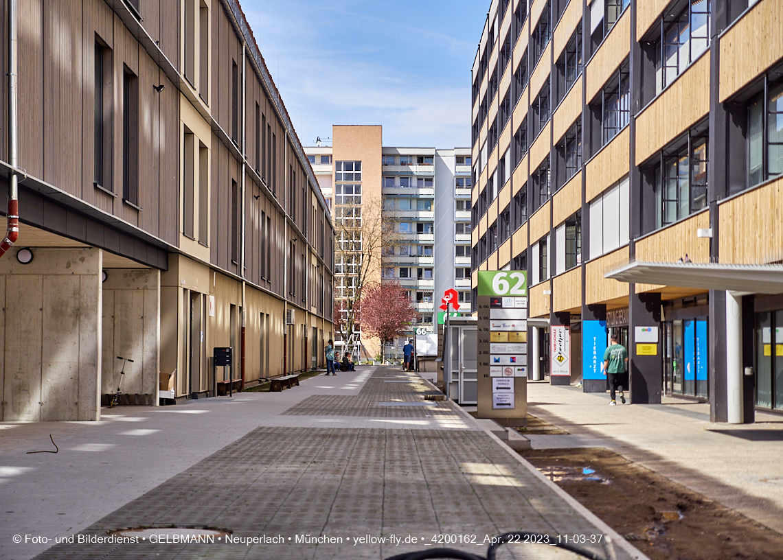 22.04.2023 - Baustelle Montessori Schule im Plettzentrum in Neuperlach